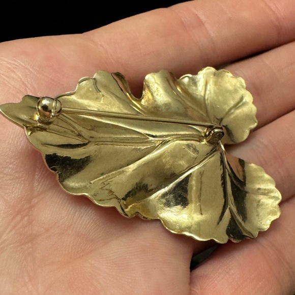 Vintage Goldtone Rhinestone Leaf Brooch Textured 1960s Pin Estate EUC - Picture 5 of 5